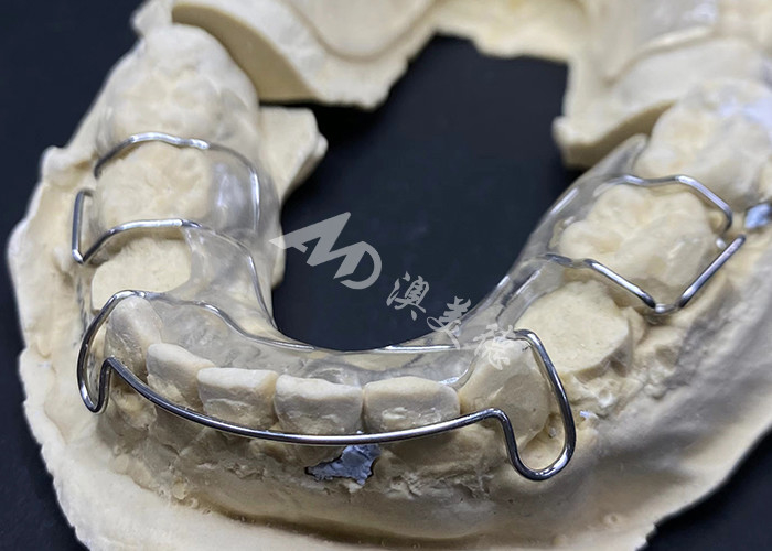 Thú vị để đeo máy giữ răng Hawley của Phòng thí nghiệm nha khoa AMD cho phương pháp chỉnh nha an toàn và lành mạnh