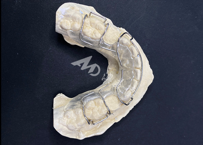 Hawley giữ thiết bị chỉnh răng để điều chỉnh sự sắp xếp răng thoải mái